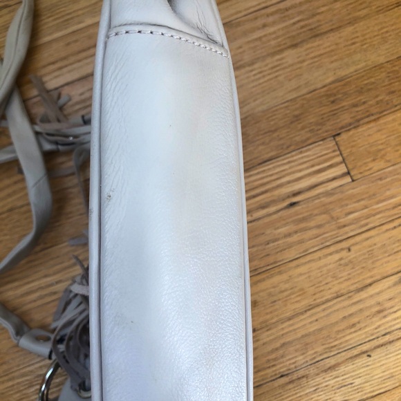 B. Makowsky White Leather Dakota Fringe Crossbody - Picture 4 of 11